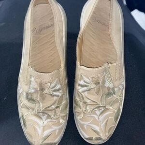 BARETRAPS WOMENS 10‎ W Tan Elegant Floral Embroidered Women's Shoes